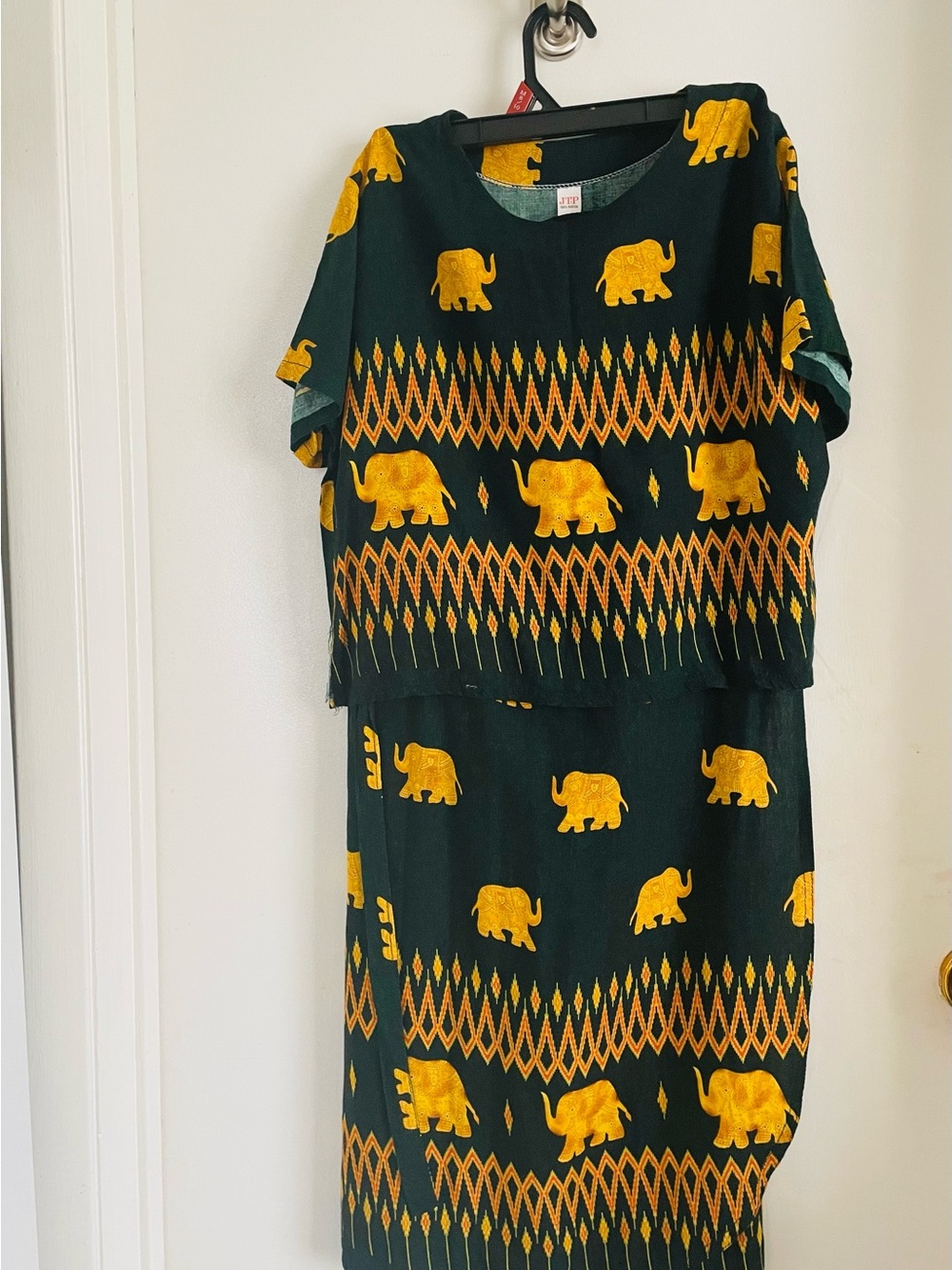 Green Maxi Dress with Yellow Elephant Print - Unbranded VINTAGE